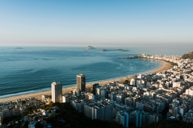 A alta procura por imóveis de médio padrão se tornou o novo motor do setor, impulsionando lançamentos, afirma Alex Nabuco dos Santos.